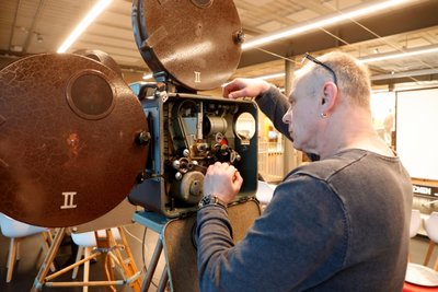 Mario Metzner ist Kinovorführer seit 1982. Viel der früheren Technik ist derzeit in Frankenberg zu bestaunen.
