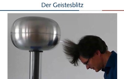 Einblick in die Vorlesung von Stefan Braun: In einem Film demonstriert der Professor, dass die Physik einem hin und wieder die Haare zu Berge stehen lässt, gleichzeitig aber auch für Geistesblitze sorgt. 