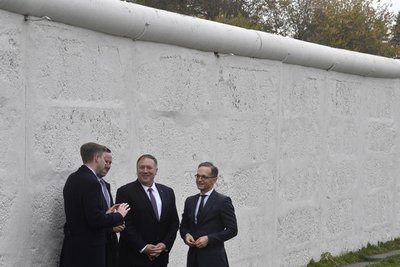 Bundesaußenminister Heiko Maas (rechts), Mike Pompeo, (2. von rechts) Außenminister der USA, und Richard Grenell, US-Botschafter in Deutschland, stehen an den Resten einer Mauer in Mödlareuth. 