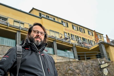 Alexander Simon ist der neue Betreiber von Restaurant und Hotel „Muldenschlösschen“ unweit der Rochsburg in Lunzenau. Sein Team mit aktuell fünf Mitarbeitenden hat freitags, samstags und sonntags geöffnet, am Wochenende mit Mittagstisch.