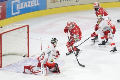 Corey Mackin trifft im Powerplay zum 1:1-Ausgleich.