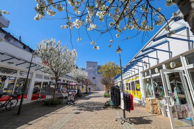 Im Schlosscenter hat zuletzt der Schuhladen nach einer Kündigung geschlossen, nun zieht die Altstadtboutique aus – ein Nachmieter wird gesucht. Immerhin hat jüngst das Eiscafé wieder eröffnet.