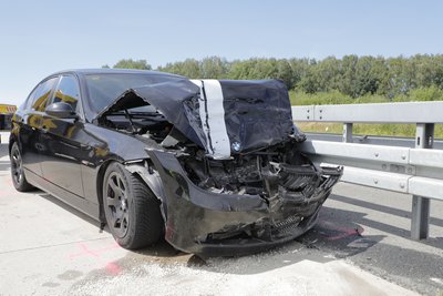 Im Rückstau des ersten Unfalls war ein BMW auf einen Mercedes aufgefahren.