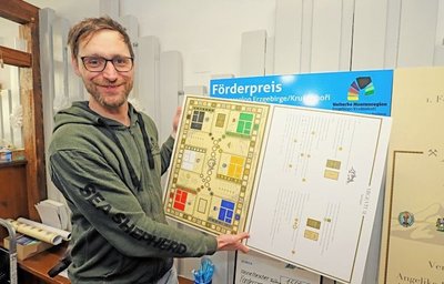 Matthias Donath, Grafikdesigner beim Medienzentrum der TU Bergakademie, hat die Optik des Spielfeldes entwickelt. 