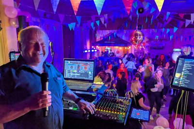 Um die musikalische Unterhaltung kümmerte sich DJ Charly aus Wünschendorf.