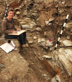 Sonja Matson, Archäologin vom Landesamt für Archäologie Dresden, hat nahe der Burg Hoheneck eine Mauer mit Ecke (auf dem Foto rechts unten) freigelegt. "Das ist eine echte Überraschung", so die Expertin.