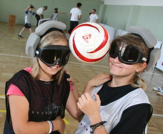 Gemeinsam sind sie stark: Josy und Sarah sind beim Blindenfußball aufeinander angewiesen. Eine gute Schule für das Leben.