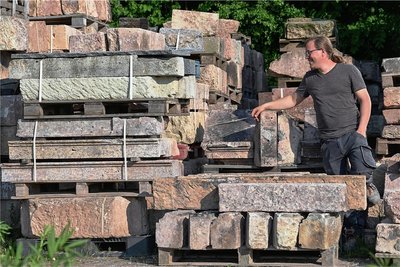 Steinmetz-Meister Till Apfel (35) in seinem Reich der Steine. Von Abbruchbaustellen hat er im Laufe der Jahre tonnenweise Blöcke gesichert, die für Denkmalschutz-Arbeiten wiederverwendet werden können. Weil das aber dennoch oft mit allerlei Kompromissen verbunden ist, wirbt er für einen neuen Steinbruch.