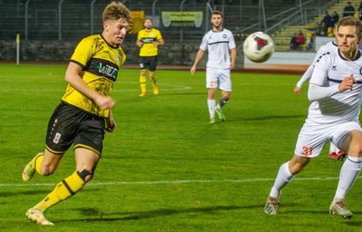 Mittelfeldspieler Tim Limmer (links), hier im Zweikampf mit dem Leipziger Robin Glänzel, genießt den Zusammenhalt im VFC-Team.