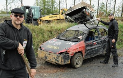 Stephan Schäfer (l.), Chef des Harthaer Motosportclubs, und Sebastian Wenzel machen die Strecke für das Stockcar-Rennen frei.