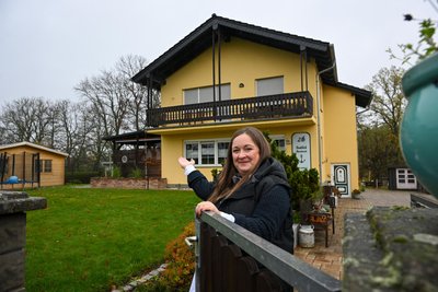 Mandy Simon hat ihre Ferienwohnungen an der Thomas-Müntzer-Straße in Mühlau „Seeblick“ genannt, weil man dort auf den Fabrikteich schauen kann.