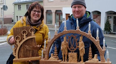 Mit diesem überarbeiteten Schwibbogen aus den 1980er-Jahren hat Torsten Jantsch aus Rodewisch in diesem Jahr den Stollberger Schwibbogen-Wettbewerb gewonnen. Trotz des Wohnorts im Vogtland bekennt seine Frau Jana: "Wir sind im Herzen Erzgebirger." 
