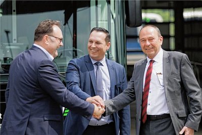 Der Kreis investiert in den ÖPNV – hier Landrat Rico Anton (Mitte) mit RVE-Geschäftsführer Roland Richter (r.).