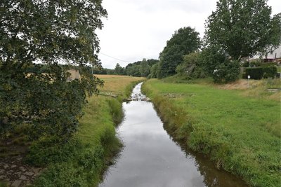 Bei Jahnsdorf ist zu sehen, was sich an manchem Streckenabschnitt ändern soll: Die Würschnitz mäandert nicht und ist der prallen Sonne ausgeliefert.