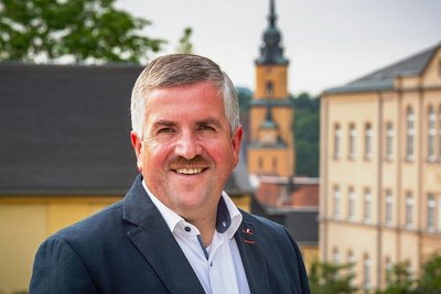 Oederans Bürgermeister Steffen Schneider hat in einer Videobotschaft zum Impfen aufgerufen. 