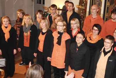 Der Chor Orange Voices bei einem Gastspiel.
