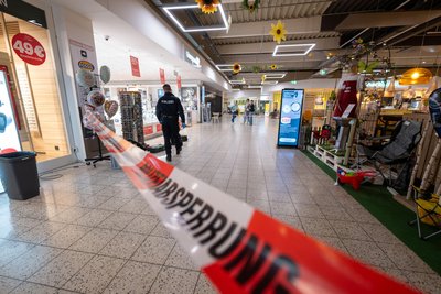 Kriminaltechniker der Polizei sicherten am Montag Spuren in dem betroffenen Juweliergeschäft.