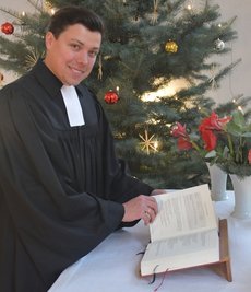 Großschirma: Pfarrer Justus Geilhufe liest am Heiligabend aus der Weihnachtsgeschichte vor.