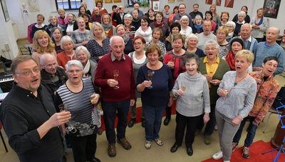 Immer mittwochs proben die Mitglieder des Freiberger Stadtchores. Aktuell gehören 90 sangesfreudige Frauen und Männer dem Ensemble unter Leitung von Peter Rülke (links) an. 