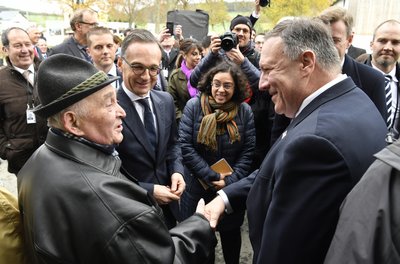  Bundesaußenminister Heiko Maas (2. von links) und Mike Pompeo (rechts), Außenminister der USA, treffen Anwohner.