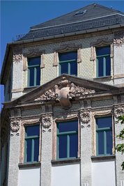 Repräsentative Fassade mit Porphyrtuff-Elementen am Eckhaus "Flora-Apotheke", Frankenberger Straße.