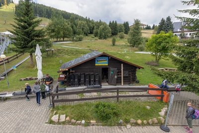 Die Blockhütte, die als Funktionsgebäude der Sommerrodelbahn dient, wird erneuert und etwas vergrößert. Das passiert allerdings erst nach der Saison. 