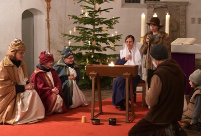 Probe fürs Krippenspiel in Weißenborn: In der Kirche Berthelsdorf dürfen die Darsteller aber nur spielen, nicht sprechen. Die Geschichte wird verlesen. 