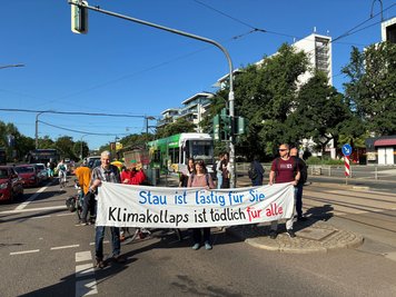 Aktivisten der Klimaschutzbewegung Extinction Rebellion haben mit einer Straßenblockade in Dresden erneut für eine Verkehrswende hin zu klimafreundlicher Mobilität demonstriert. 
