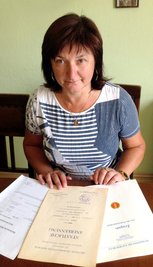 Angela Buchheim mit ihren Zeugnissen und Bewerbungen.