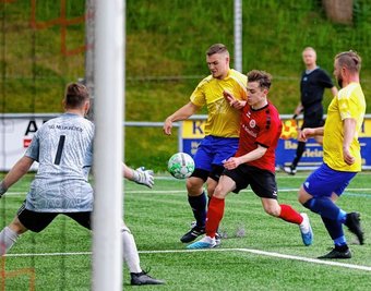 Die Szene spricht Bände: Lukas Wilczynski vom SV Heinrichsort/Rödlitz behauptet sich gegen zwei deutlich größere Neukirchener Gegenspieler und trifft zum bereits vorentscheidenden 2:0. 