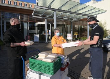 Jens Bachmann Gaststätte "Zum Anker" in Oelsnitz (li.) und Thomas Scheiter Gaststätte Anger Neuwürschnitz (re.) haben fürs Personal der Corona-Station im Kreiskrankenhaus Stollberg gekocht und die Speisen gestern an Pflegedienstleiterin Elke Köhler (Mitte) überreicht.