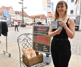 Nina Michele Mahrholdt arbeitet in der Parfümerie "Aurel" am Freiberger Obermarkt. Dort gibt es eine Rabattaktion. 
