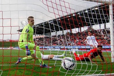 Dominic Baumann (r.) trifft zum 1:0 für Zwickau. Viktoria-Torhüter Julian Krahl kann nicht mehr eingreifen. 