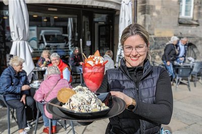 Karina Ortmayer von der Eisdiele "Gelato Valentino" am Chemnitzer Markt hatte am Freitag gut zu tun. Die Cafés und Eisdielen waren voll. Und wem eine Kugel zu wenig ist, bestellt eben gleich einen ganzen Eisbecher.