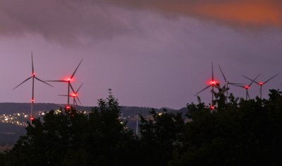 Noch blinken im Windpark Bernsdorf-Gersdorf jede Nacht die Warnleuchten an den Windkraftanlagen dauerhaft. Das soll ab Jahresende der Vergangenheit angehören. 