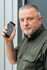 Manfred Schmitt am Telefon. Kein seltenes Bild in den vergangenen Tagen. 