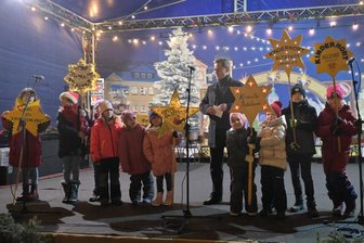 Die Mädchen und Jungen der Lößnitzer Kindertagesstätten haben das Licht in die Stadt getragen - hier Vertreter der Einrichtungen mit Bürgermeister Alexander Troll. 