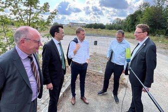 333.000 Euro unter Wert: Flächenverkauf sorgt in Reichenbach für Diskussionen - Thorsten Urbaneck, Rektor Gerd Strohmeier (beide TU Chemnitz), Ministerpräsident Michael Kretschmer, Wirtschaftsförderer Tobias Keller und OB Henry Ruß (beide Stadt Reichenbach) im Juli beim Ortstermin.