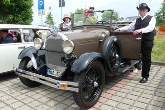 338 Fahrzeuge bei Oldtimerschau im Erzgebirge - Roland Dietze mit Frau und Enkel an seinem Ford A Roadster aus dem Jahr 1929.