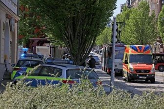 34-Jähriger bei Auseinandersetzung mit Messer verletzt - Polizei und Rettungsdienst waren an der Benedict-School im Einsatz.