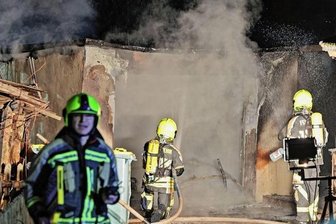 34-Jähriger verbrennt sich schwer - Die Garage brannte komplett aus.