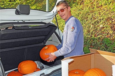 Jens Dietze hat die erste Ladung Kürbisse am Donnerstagvormittag in sein Auto gewuchtet und in die Johannisstraße 3 geschafft. Dort sollen am Sonntag kleine Kunstwerke aus den Kürbissen entstehen.