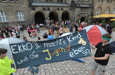 Sozialarbeiter, Künstler und Mitarbeiter von Kulturvereinen haben am Mittwochnachmittag gegen das neue Sparpaket Ekko II protestiert. Eigentlich sollte der Stadtrat das Maßnahmenbündel am Mittwoch beschließen, doch die Verwaltungsspitze nahm das Papier kurzfristig von der Tagesordnung.