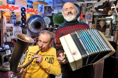 Karl-Heinz Teuschler mit einem etwa 300 Jahre alten Jagdhorn und Horst Voit mit einer Sonderanfertigung seiner Konzertina.