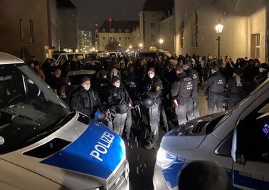 Polizisten stoppten am 29. November 2021 einen seinerzeit illegalen Corona-Protest in Zwickau. Die Bilanz nach mehreren Stunden: mehr als 170 Anzeigen. 