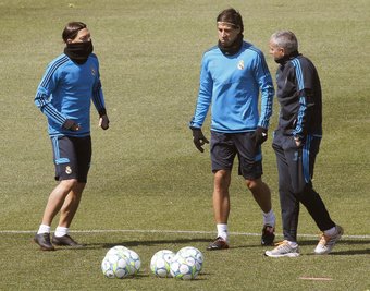 Sind Mourinho (r) und Khedira (M) bald wieder in einem Team? (Archivbild)