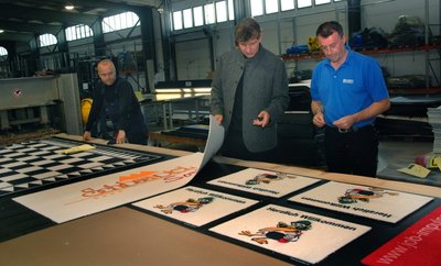 Mit Gummi beschichtete Matten sind ein neues Standbein des Oelsnitzer Teppichherstellers Halbmond: Uwe Ernstberger, Geschäftsführer Ralf Litzenberg und Besic Sahbaz (von links) in der Produktion der Tochterfirma Jobet in der renovierten Halle 7 - ehemals Fabrikverkauf des Unternehmens.