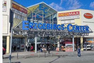 Im Erzgebirgscenter war die Stimmung am Mittwoch gut. Von den Lockerungen erhoffen sich die Händler wieder mehr Umsatz. Zwar gibt es vor Ort auch ein Testzentrum, was während der 3G-Regelung gut genutzt wurde. Aber jetzt ist einkaufen wieder deutlich einfacher möglich. 
