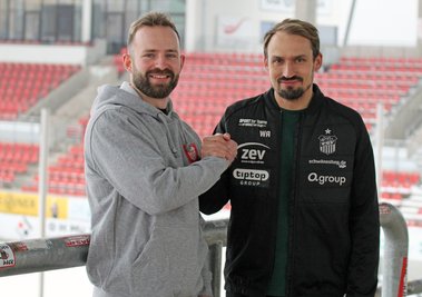 FSV-Sportdirektor Toni Wachsmuth (r.) begrüßt Neuzugang Jan-Marc Schneider.