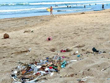 Tonnenweise Abfälle werden an viele Küsten gespült - wie hier auf Bali. 